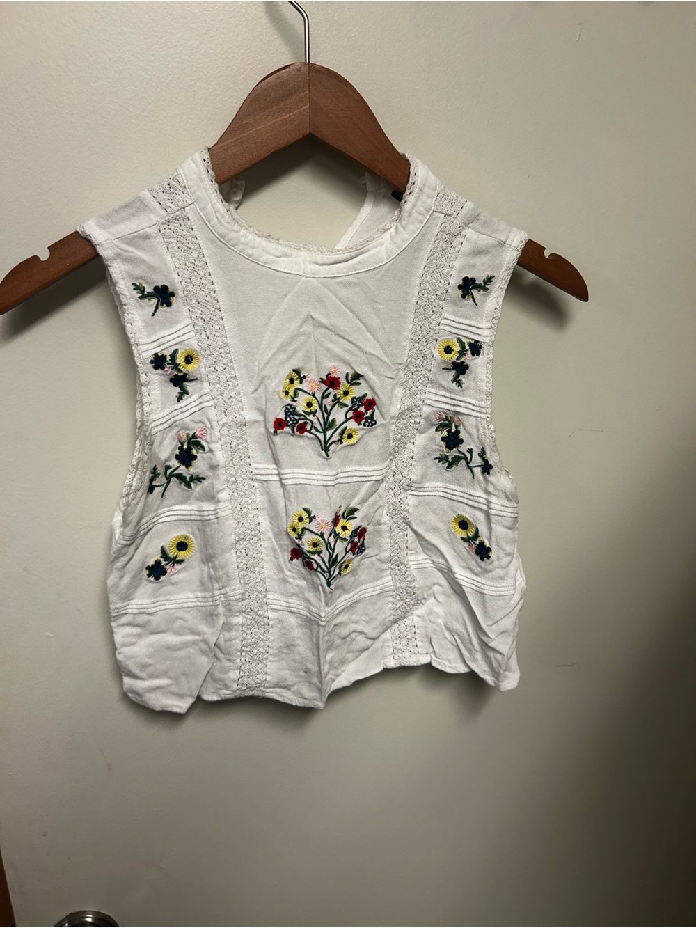 Forever 21 White Sleeveless Embroidered Floral Crop Top